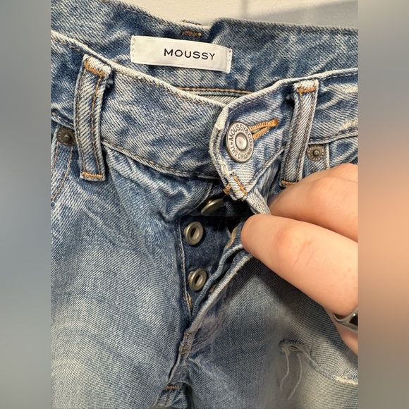 MOUSSY MID RISE DISTRESSED JEANS - Picture 7 of 7